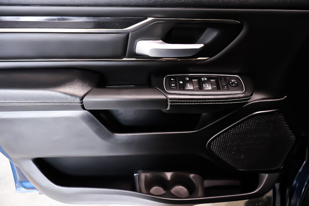 2022 Ram 1500 SPORT + 4X4 CREW CAB + V8 HEMI 5.7L in Terrebonne, Quebec - 27 - w1024h768px