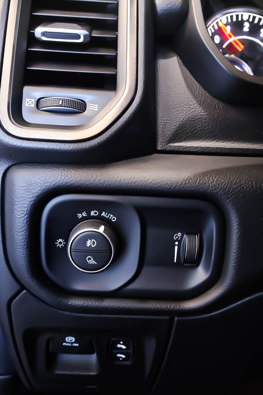 2022 Ram 1500 SPORT + 4X4 + CREW CAB + NIGHT EDITION + V8 HEMI in Terrebonne, Quebec - 28 - w1024h768px