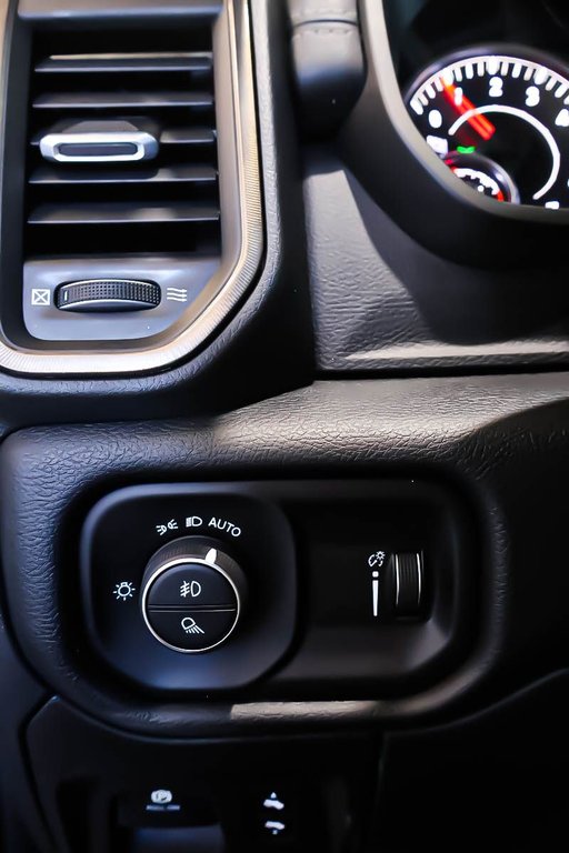 Ram 1500 SPORT + 4X4 + CREW CAB + NIGHT EDITION + V8 HEMI 2022 à Terrebonne, Québec - 25 - w1024h768px