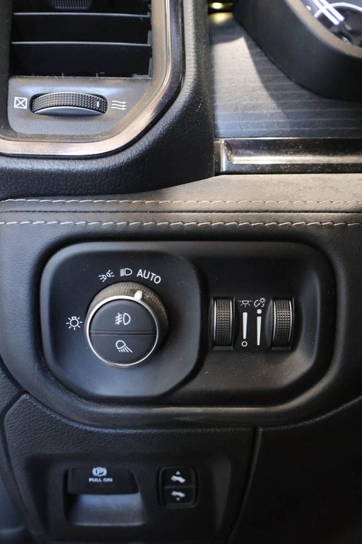 Ram 1500 LIMITED + 4X4 + CREW CAB + V8 HEMI 5.7L + CUIR 2022 à Terrebonne, Québec - 25 - w1024h768px