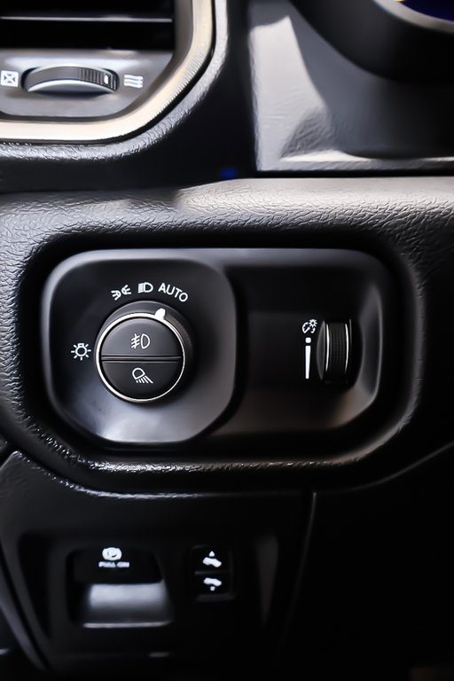 Ram 1500 SPORT 4X4 + CREW CAB + V8 HEMI 5.7L 2023 à Terrebonne, Québec - 26 - w1024h768px