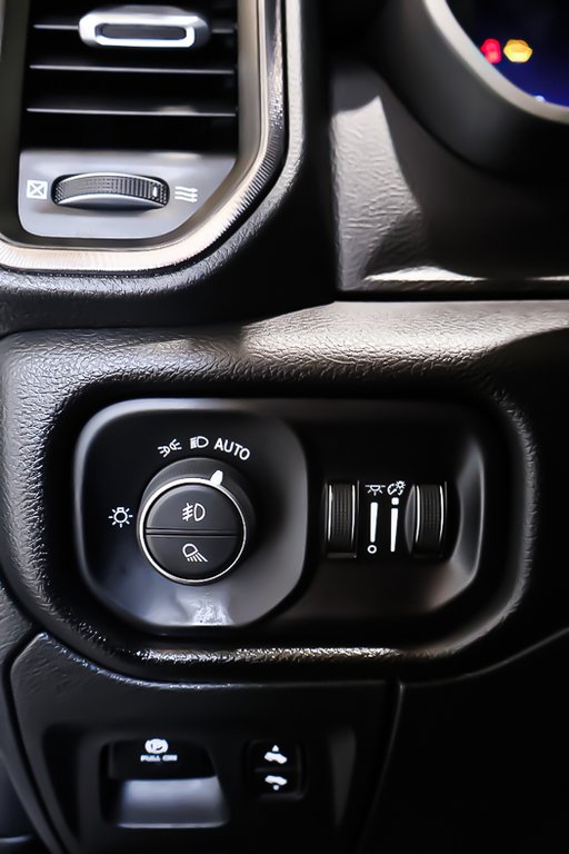 Ram 1500 SPORT GT + 4X4 + CREW CAB + V8 HEMI 5.7L 2023 à Terrebonne, Québec - 27 - w1024h768px