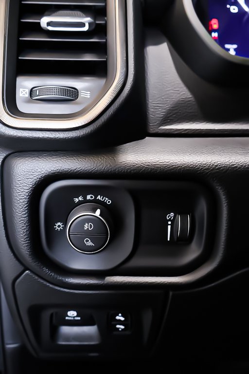 2023 Ram 1500 SPORT + 4X4 CREW CAB + V8 HEMI 5.7L in Terrebonne, Quebec - 20 - w1024h768px