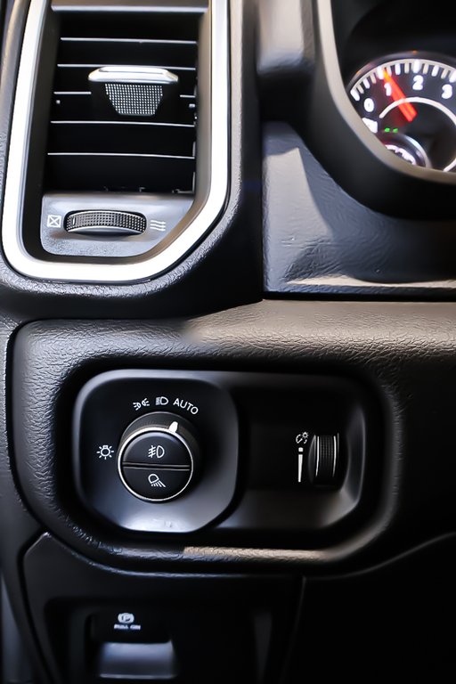 Ram 1500 BIG HORN + CREW CAB + 4X4 + ALLURE SPORT 2023 à Terrebonne, Québec - 30 - w1024h768px