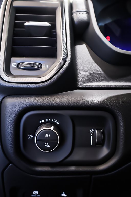 Ram 1500 SPORT + 4X4 + EDITION NUIT + V8 HEMI + CREW CAB + 2024 à Terrebonne, Québec - 26 - w1024h768px