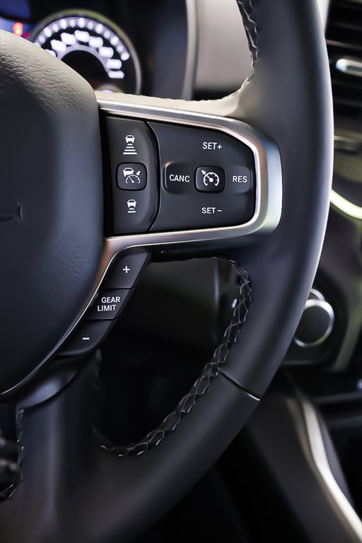 2025 Ram 1500 BIG HORN in Terrebonne, Quebec - 13 - w1024h768px