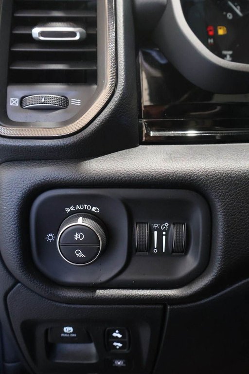 Ram 1500 SPORT + 4X4 + CREW CAB + NIGHT EDITION 2025 à Terrebonne, Québec - 29 - w1024h768px