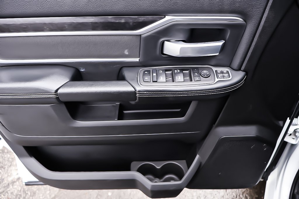 2024 Ram 3500 BIG HORN + 4X4 + CREW CAB +  DIESEL in Terrebonne, Quebec - 27 - w1024h768px