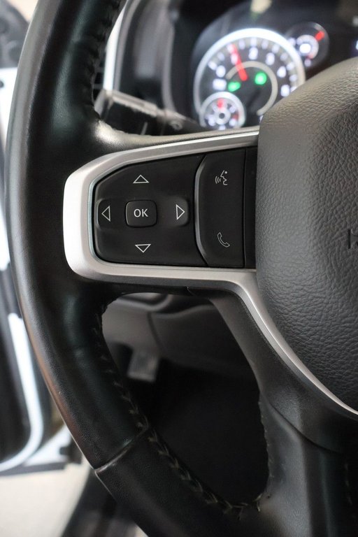 2024 Ram 3500 BIG HORN + 4X4 CREW CAB + V8 HEMI 6.4L in Terrebonne, Quebec - 11 - w1024h768px