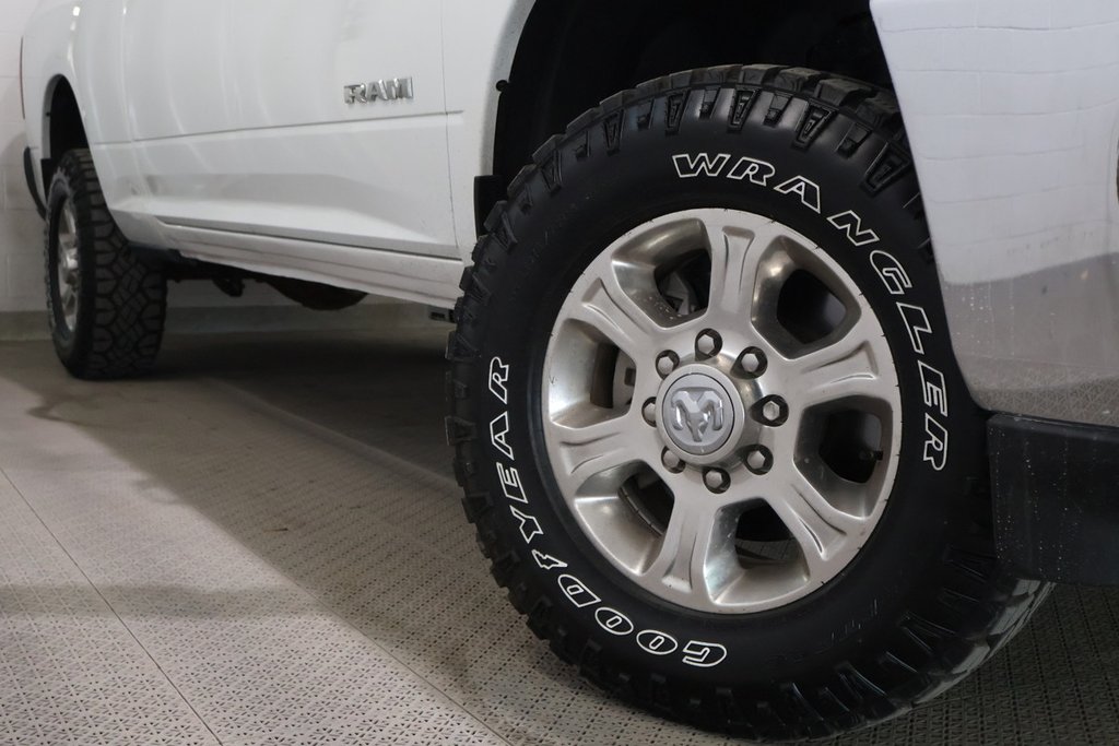 2024 Ram 3500 BIG HORN + 4X4 CREW CAB + V8 HEMI 6.4L in Terrebonne, Quebec - 2 - w1024h768px