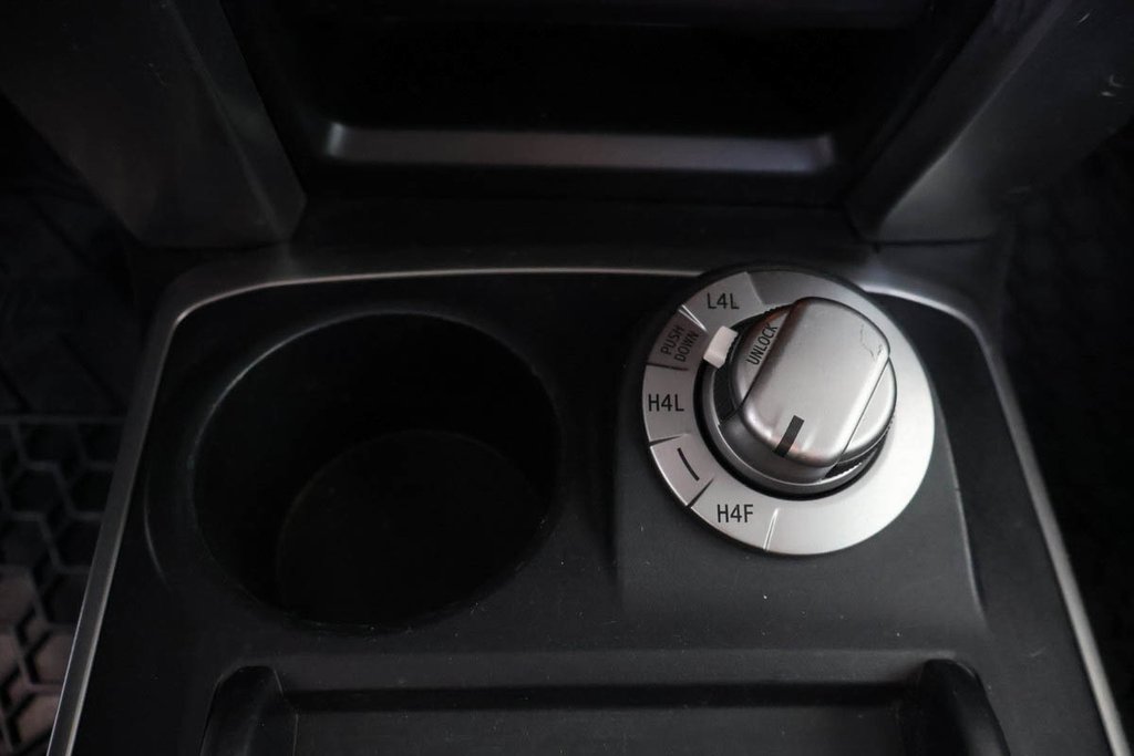 Toyota 4Runner LIMITED + 4X4 + TOIT OUVRANT 2016 à Terrebonne, Québec - 25 - w1024h768px