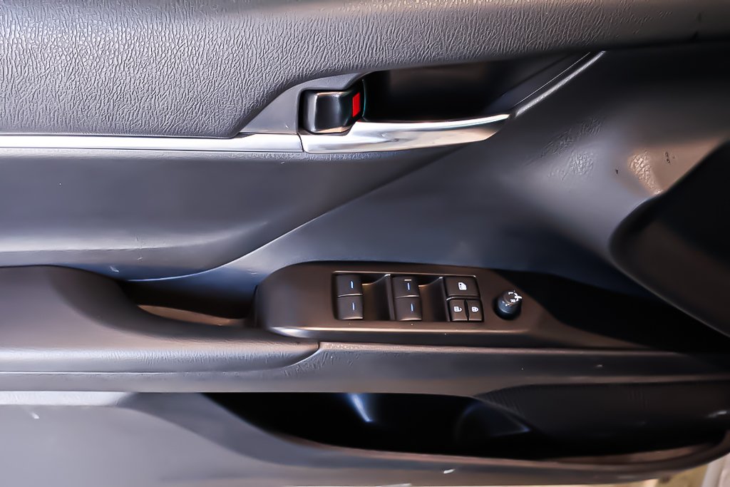 2024 Toyota Camry SE + FWD + CUIR + CARPLAY in Terrebonne, Quebec - 27 - w1024h768px