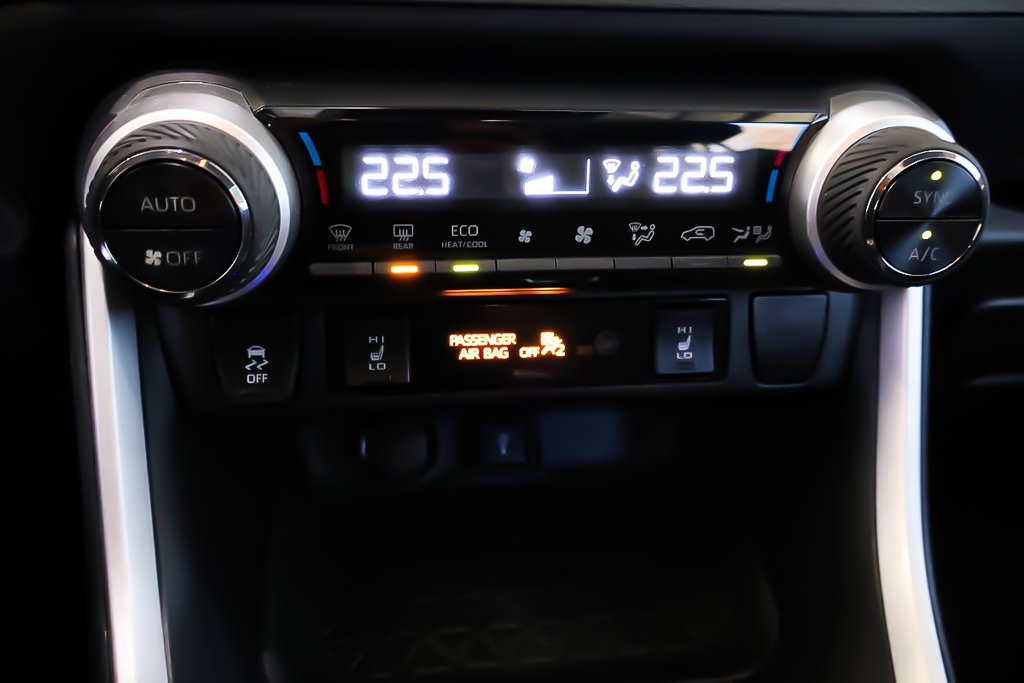 2020 Toyota RAV4 XLE + AWD + TOIT OUVRANT in Terrebonne, Quebec - 23 - w1024h768px