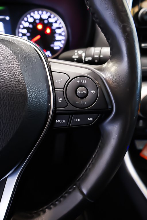 2020 Toyota RAV4 XLE + AWD + TOIT OUVRANT in Terrebonne, Quebec - 18 - w1024h768px