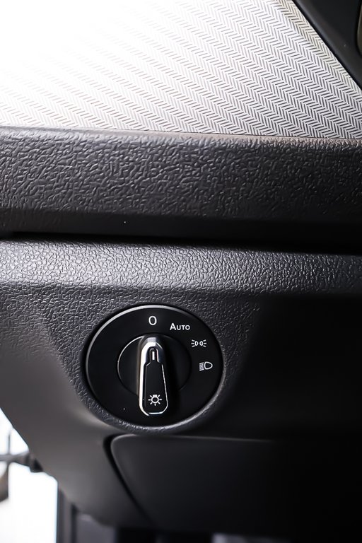 2023 Volkswagen Jetta TRENDLINE + FWD + AUTOMATIQUE in Terrebonne, Quebec - 23 - w1024h768px