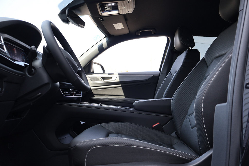 Volkswagen Atlas Cross Sport Comfortline R-Line Black Edition 2025 à Mascouche, Québec - 8 - w1024h768px