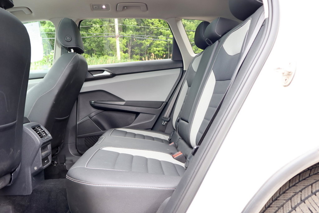 2022 Volkswagen Taos Highline, Toit pano, Audio Beats in Terrebonne, Quebec - 26 - w1024h768px