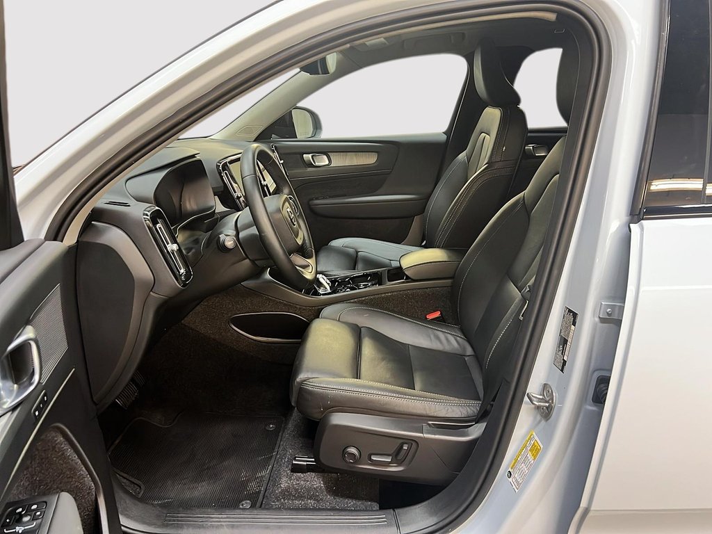 Volvo XC40 B5 PLUS CUIR TOIT PANO 4RM 2025-6