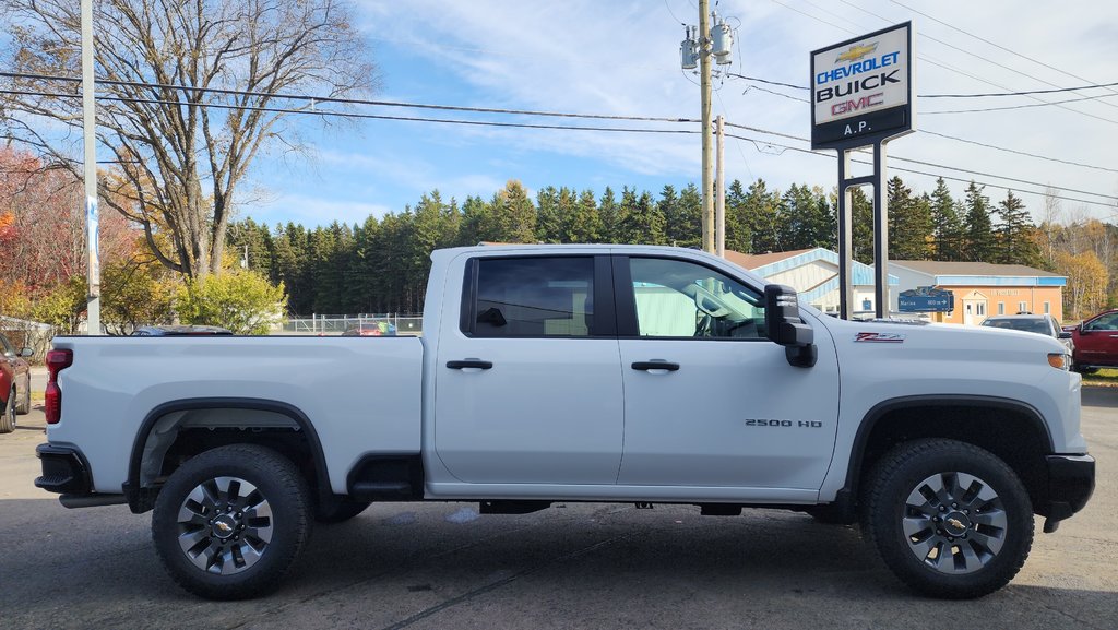 K2500 HD SILVERADO CREW CAB CUSTOM STD/BOX (1CX) CUSTOM 2025 à New Richmond, Québec - 4 - w1024h768px