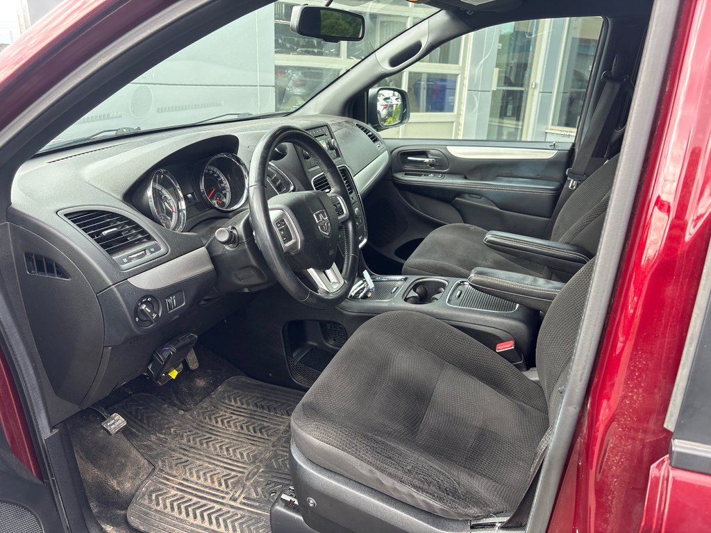 2017 Dodge CARAVAN SE SXT in New Richmond, Quebec - 6 - w1024h768px