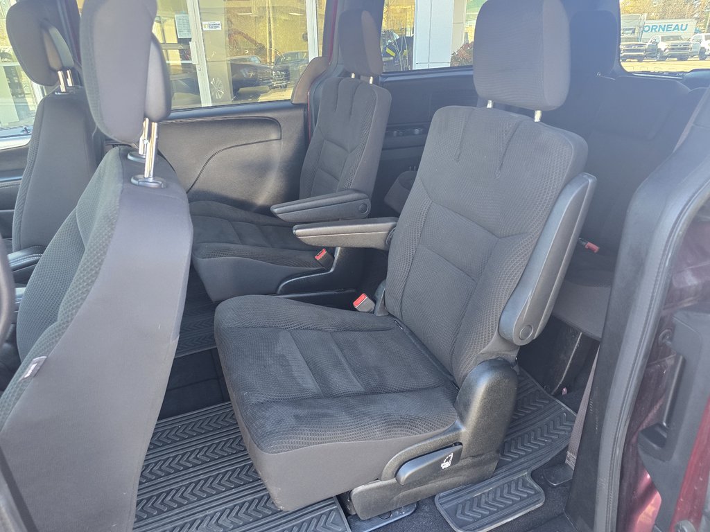 2017 Dodge CARAVAN SE SXT in New Richmond, Quebec - 9 - w1024h768px