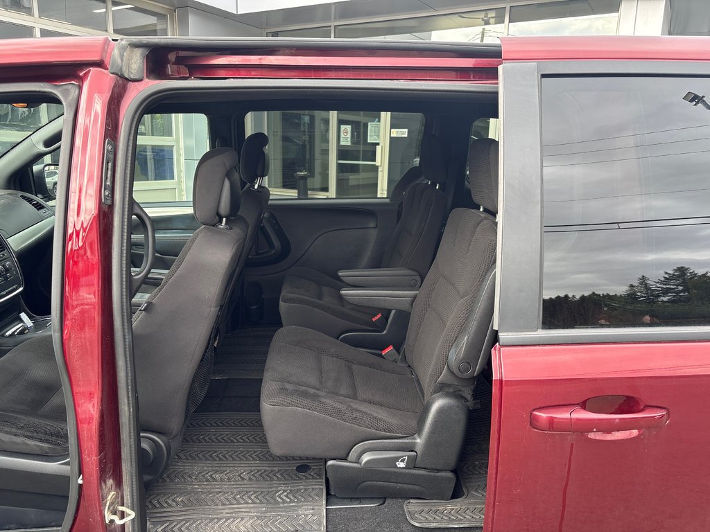 2017 Dodge CARAVAN SE SXT in New Richmond, Quebec - 7 - w1024h768px