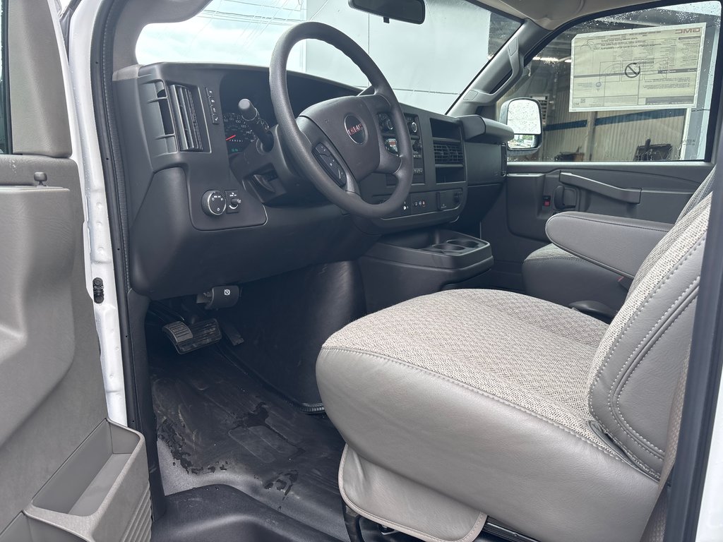2025 GMC Savana Passenger 3500 LS 155'' in New Richmond, Quebec - 7 - w1024h768px