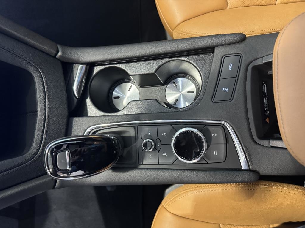 2024  XT5 AWD Premium Luxury 2.0T Toit Navigation Roue 20po in Laval, Quebec - 8 - w1024h768px