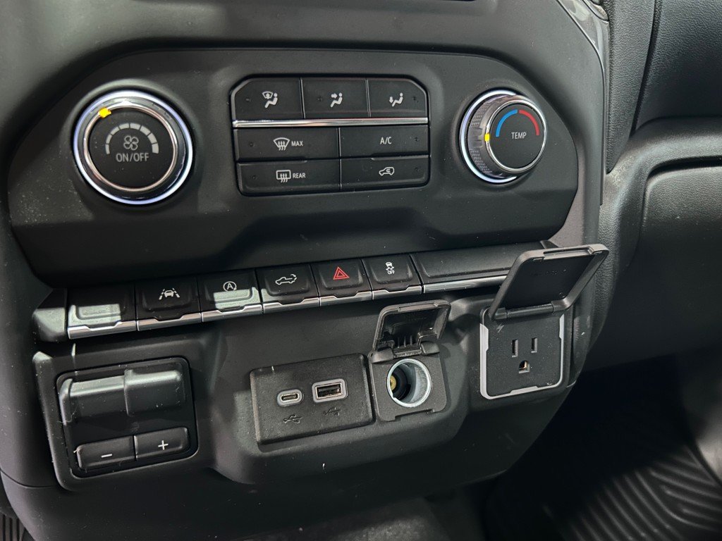 2023 Chevrolet Silverado 1500 in Montreal, Quebec - 9 - w1024h768px