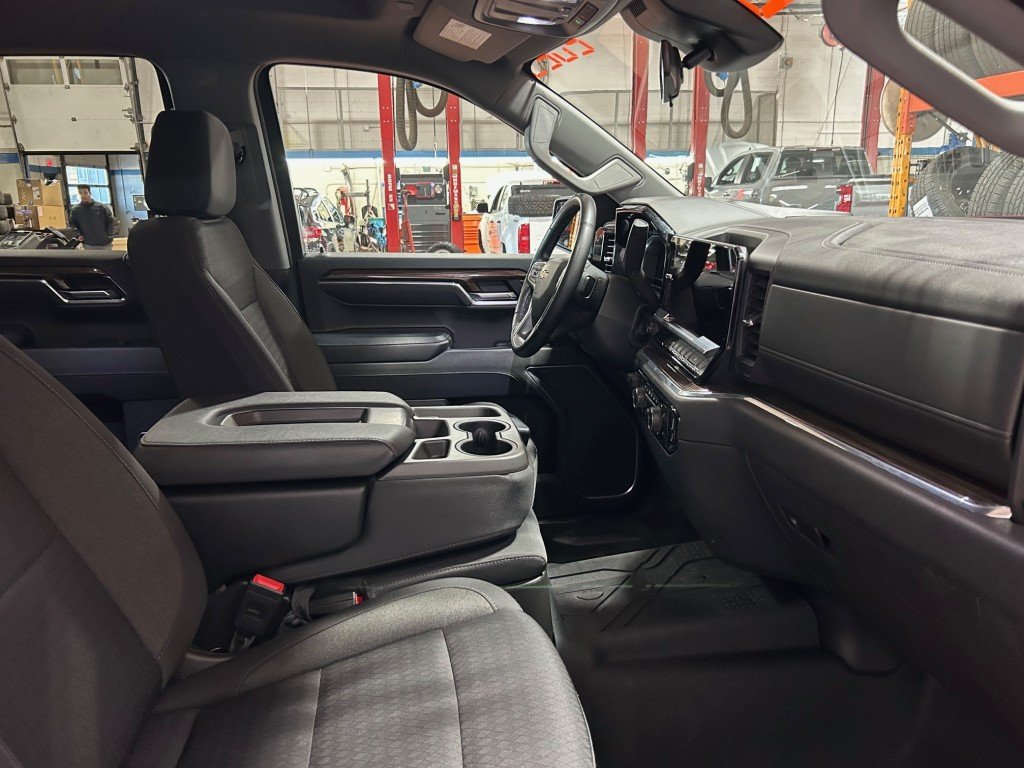 2023 Chevrolet Silverado 1500 in Montreal, Quebec - 18 - w1024h768px