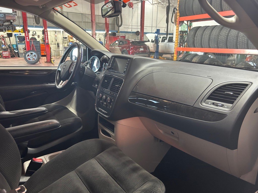 2017 Dodge Grand Caravan in Montreal, Quebec - 14 - w1024h768px