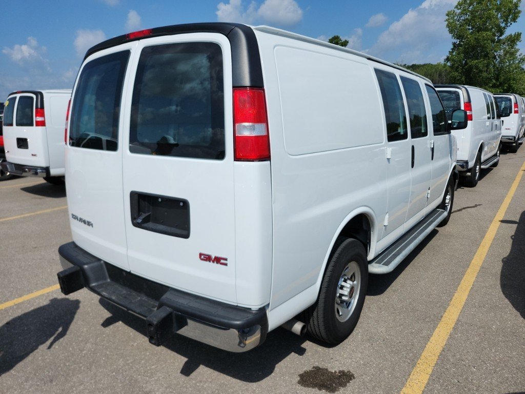 2023 GMC Savana in Montreal, Quebec - 3 - w1024h768px