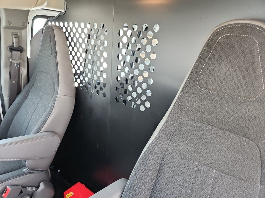 2023 GMC Savana in Montreal, Quebec - 6 - w1024h768px