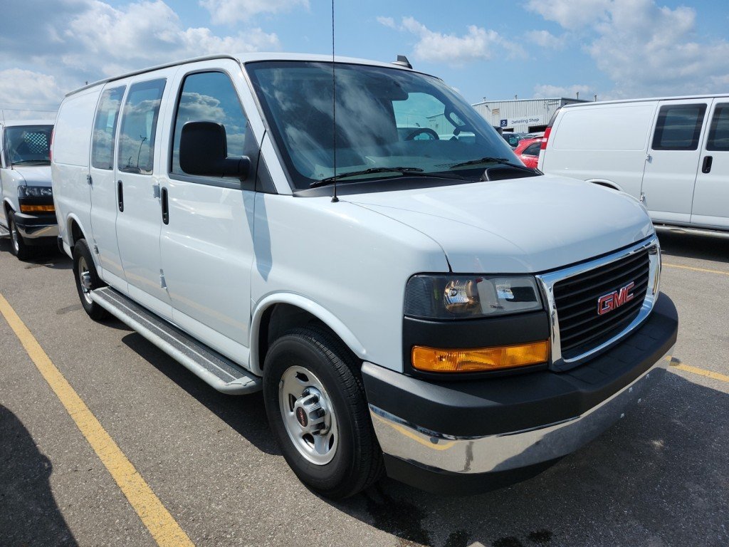 2023 GMC Savana in Montreal, Quebec - 2 - w1024h768px