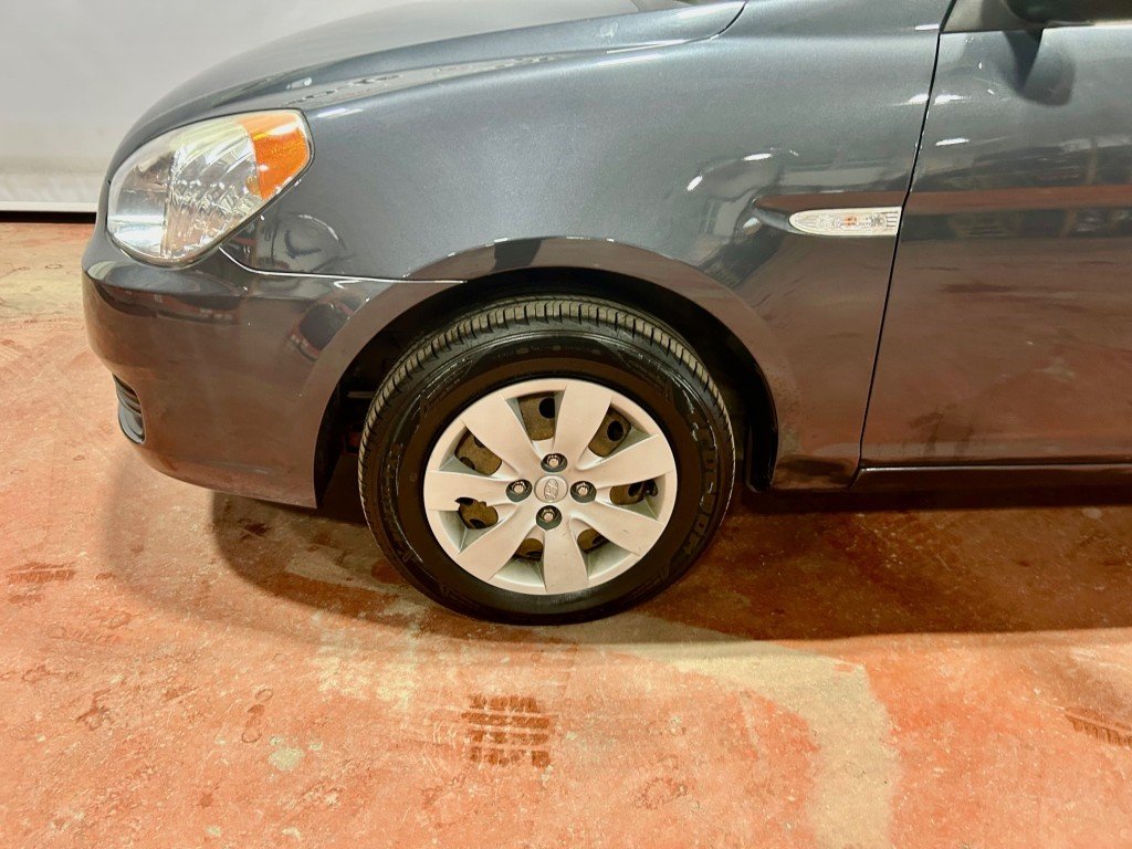 2011 Hyundai ACCENT in Montreal, Quebec - 3 - w1024h768px