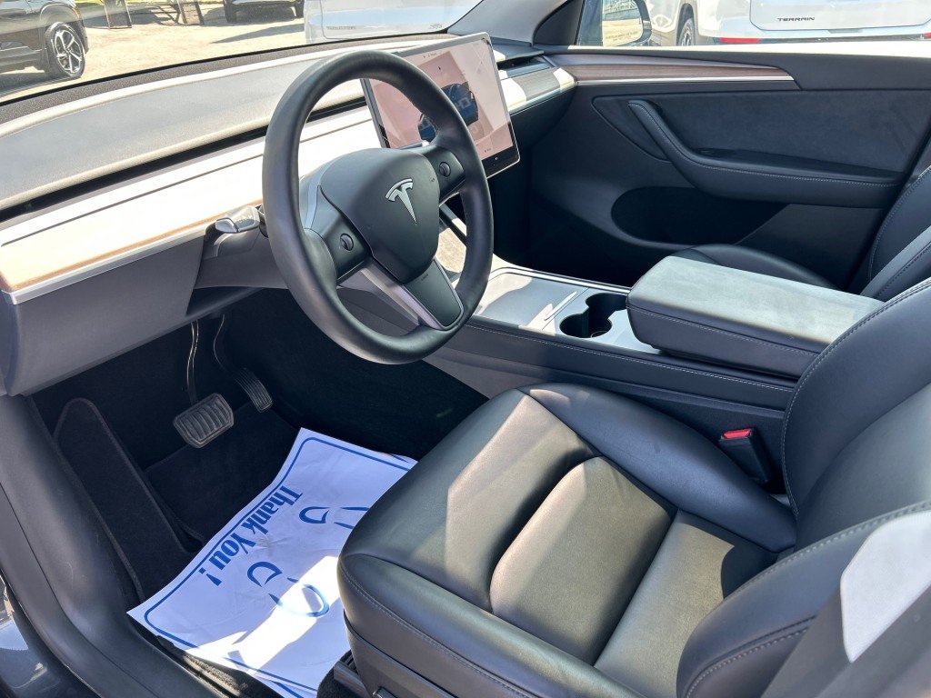 2024 Tesla Model Y in Montreal, Quebec - 8 - w1024h768px