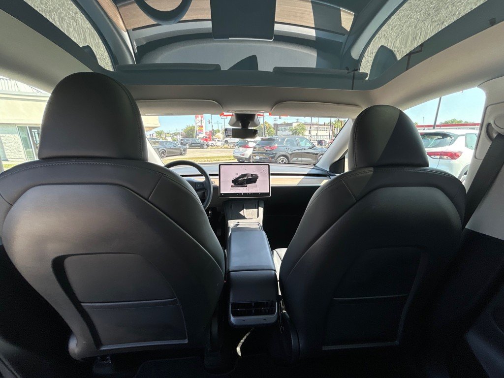2024 Tesla Model Y in Montreal, Quebec - 12 - w1024h768px