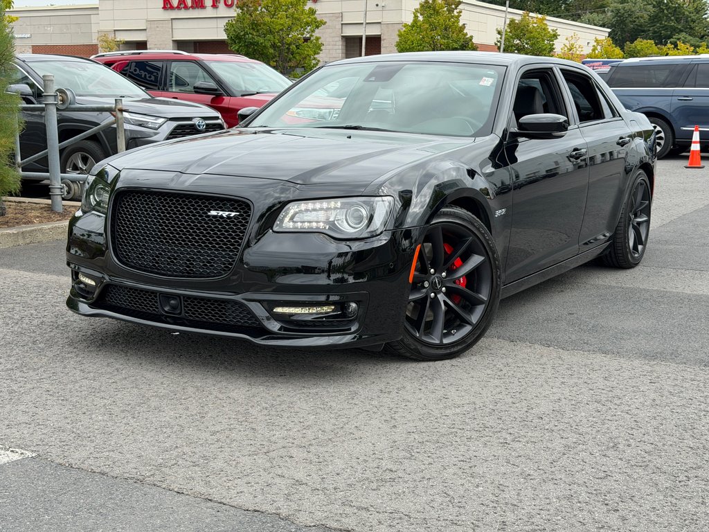 Chrysler 300 C | 6.4L SRT | BAS KILO | TOIT PANO | CARPLAY | 2023 à Brossard, Québec - 1 - w1024h768px
