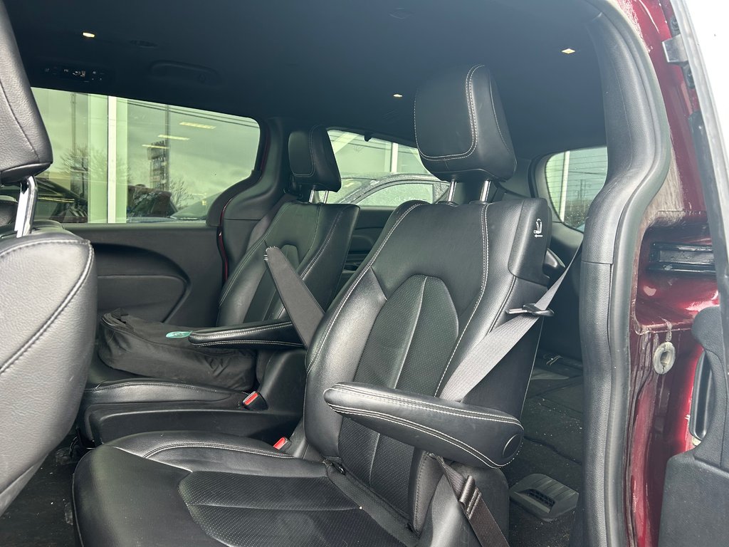 2022 Chrysler Pacifica Hybrid in Brossard, Quebec - 13 - w1024h768px