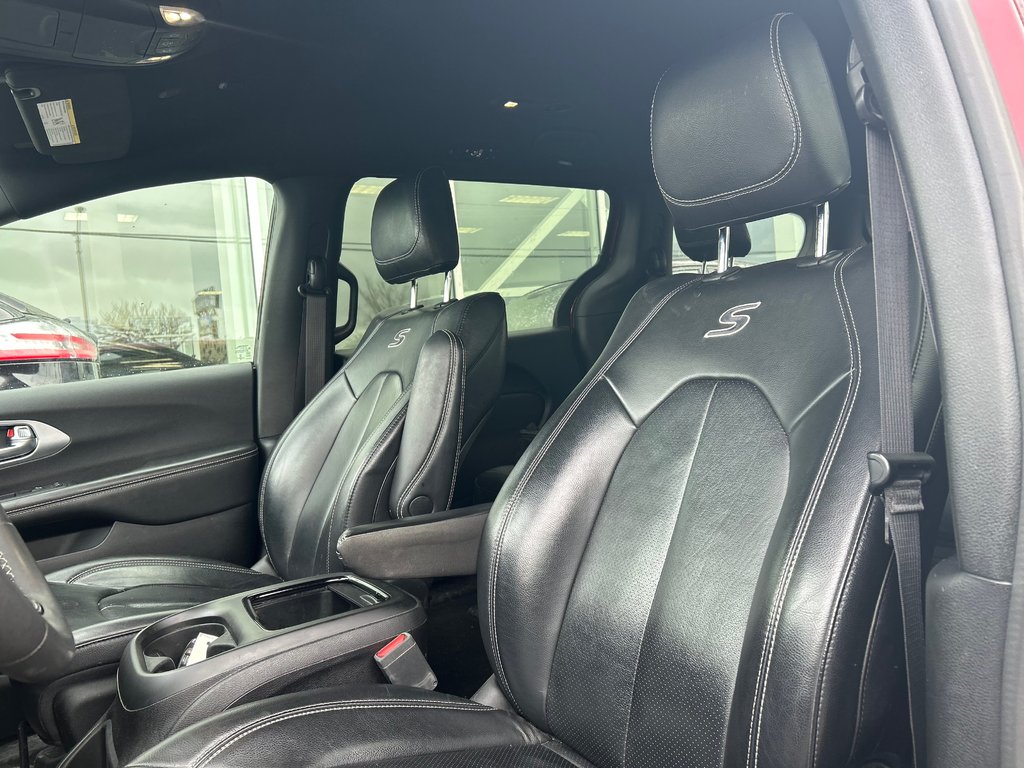 2022 Chrysler Pacifica Hybrid in Brossard, Quebec - 11 - w1024h768px