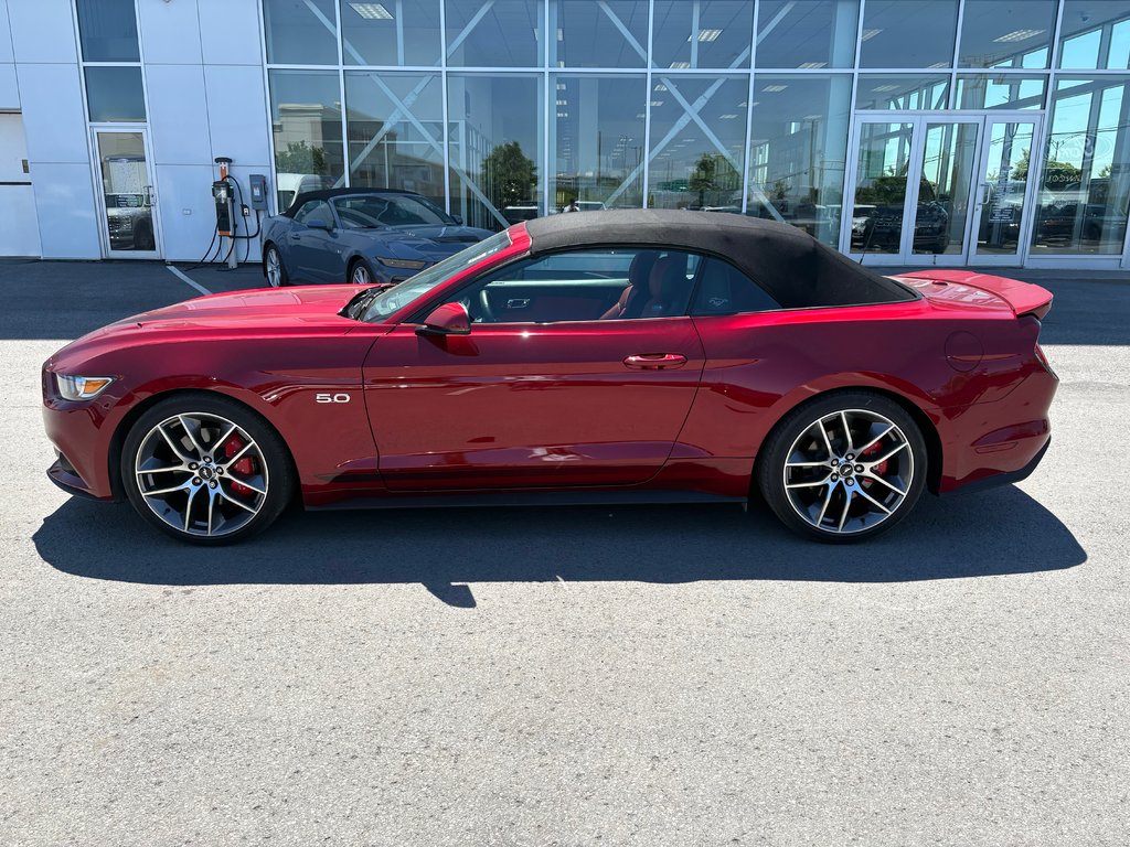 2015 Ford Mustang convertible in Brossard, Quebec - 7 - w1024h768px