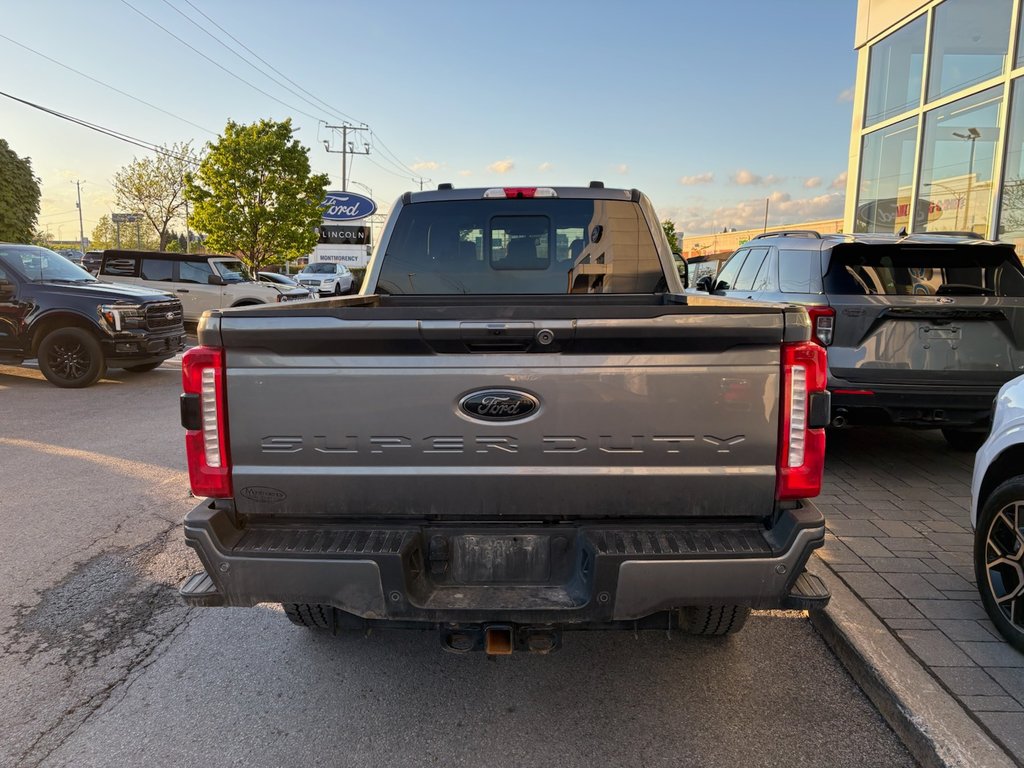 Ford Super Duty F-250 SRW LARIAT | 6.7 DIESEL | BLACK PACK | TOIT PANO | 2024 à Brossard, Québec - 9 - w1024h768px