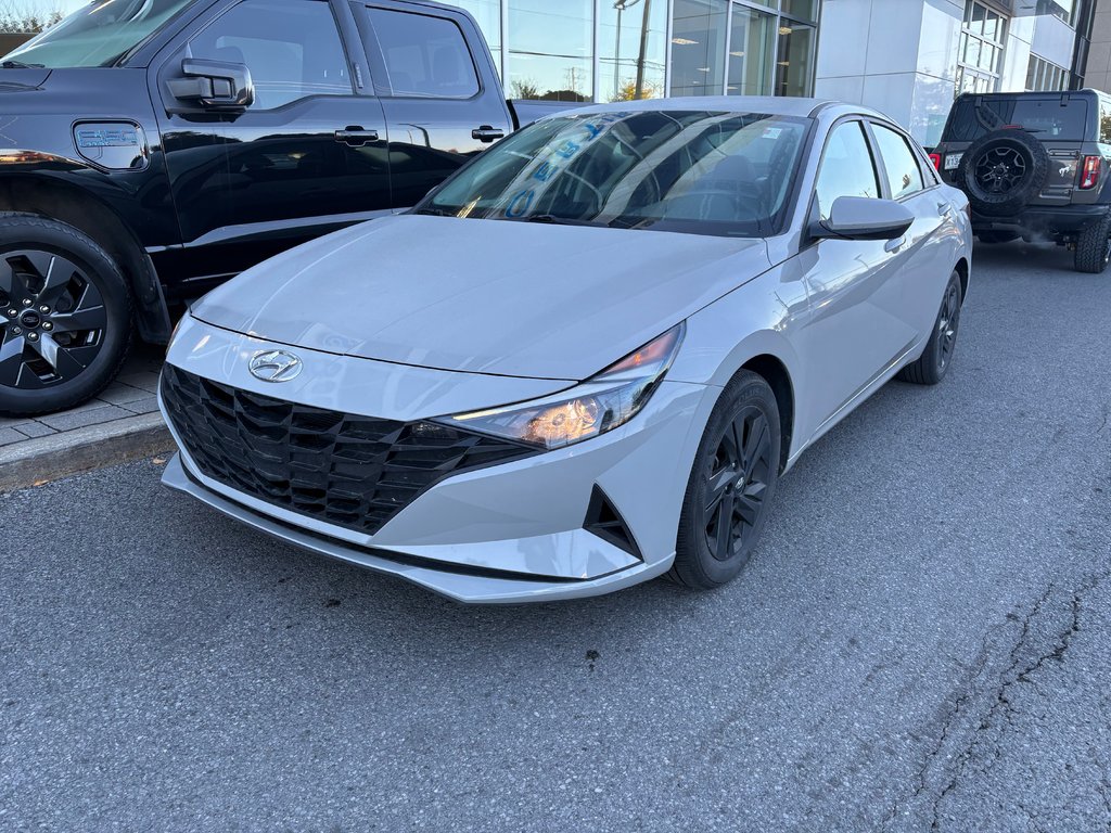 Hyundai Elantra  2022 à Brossard, Québec - 1 - w1024h768px