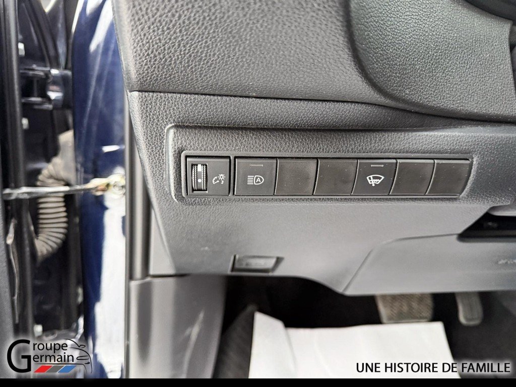 2022 Toyota COROLLA in Donnacona, Quebec - 11 - w1024h768px