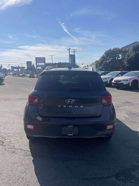 2022 Hyundai Venue Essential, CVT à traction avant in Rivière-du-loup, Quebec - 4 - w1024h768px