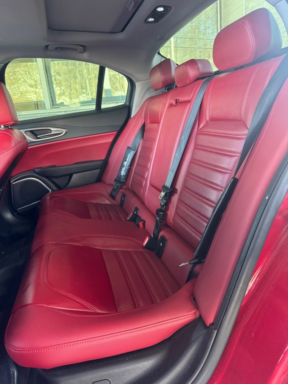 Alfa Romeo Giulia Ti Sport AWD Cuir Toit Navigation 2018 à Terrebonne, Québec - 10 - w1024h768px