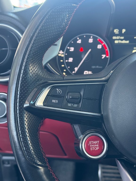 Alfa Romeo Giulia Ti Sport AWD Cuir Toit Navigation 2018 à Terrebonne, Québec - 15 - w1024h768px