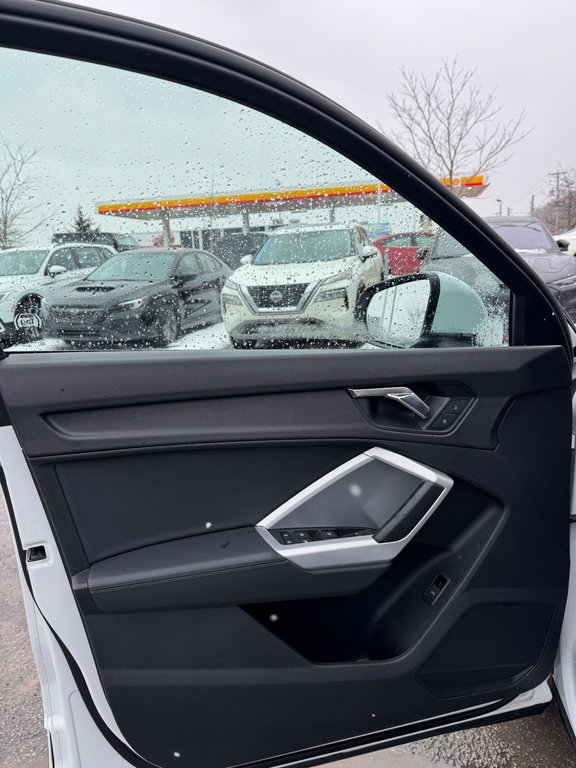 2022 Audi Q3 45 Cuir Toit Panoramique in Terrebonne, Quebec - 8 - w1024h768px