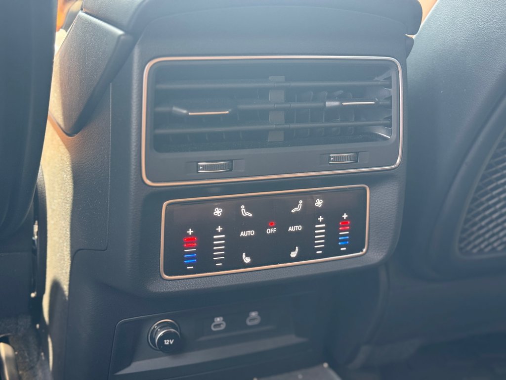 Audi RS Q8 Carbon Fiber Black Optic 23''  Bas Kilométrage 2022 à Terrebonne, Québec - 26 - w1024h768px