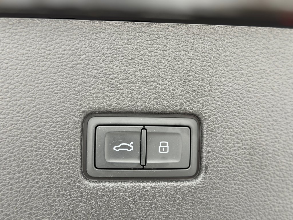 2022 Audi SQ8 Technik Black Optic Cuir Rouge in Terrebonne, Quebec - 28 - w1024h768px